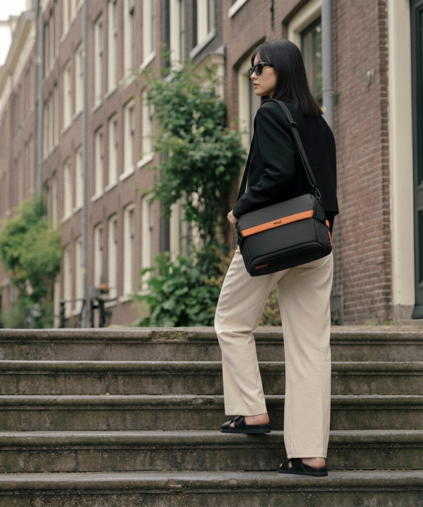 Mule Hatch laptop messenger for women